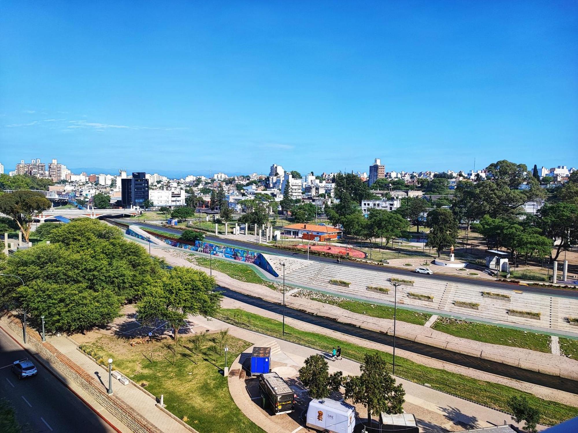 Apartamento Departamento Calle Tucuman Con Pileta De Uso Compartido Balcon Y Excdlente Vista En Pleno Centro De Capital